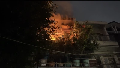 Ngôi nhà bốc cháy sau tiếng nổ, dân cứu kịp cụ bà 80 tuổi