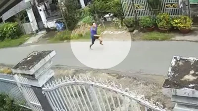 Người đàn ông chạy bộ đuổi bắt trộm xe máy