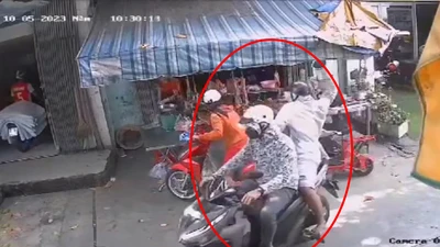 Hai thanh niên tạt mắm tôm vào quầy thịt heo ở Bình Tân