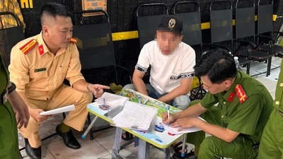 Công an kiểm tra hàng chục tiệm 'làm biển số', thu nhiều 'biển số đẹp'