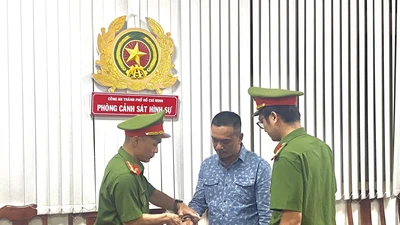 Khoe còng số 8, nổ làm ở Bộ Công an để lừa 9 tỉ