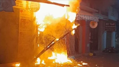 Cháy nhà hẻm đường Lê Văn Sỹ, cả gia đình leo lầu thoát nạn