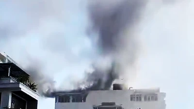 Cháy nhà sáu tầng ở Tân Phú, nhiều người tháo chạy