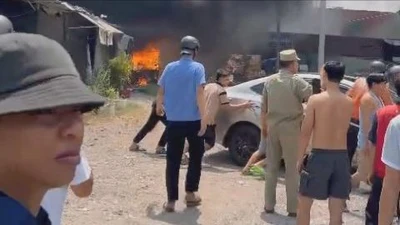 Cháy lớn khu đất ngàn mét vuông, nhiều người hò nhau đẩy ô tô, xe máy...