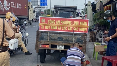 Buổi tối đi hút sạch đinh, sáng ra 'đinh tặc' đã rải ở cầu vượt Linh Xuân