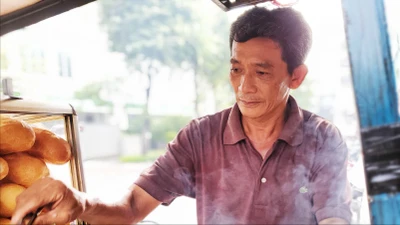 'Tôi đi đường rớt 10 ngàn còn xót' - anh bán bánh mì nhặt bao lì xì hơn 22 triệu tìm người trả lại