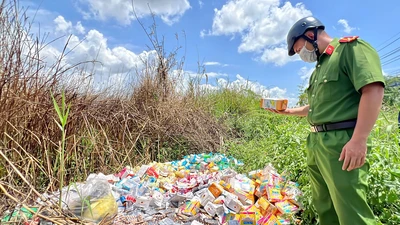Hàng ngàn hộp thuốc, thực phẩm chức năng bị đổ bỏ ở Bình Chánh
