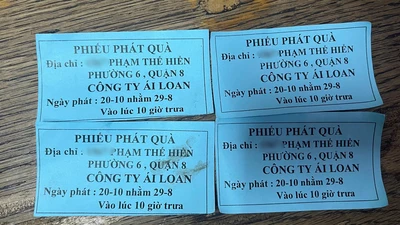 Đưa tiền 'bồi dưỡng' để nhận phiếu phát quà từ thiện ngày 20-10 ở TP.HCM, nhiều người bị lừa