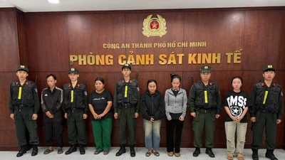 TP.HCM: 5 người mua hóa chất công nghiệp về pha trộn thành dầu gió giả