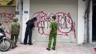 Thanh niên vẽ bậy lên nhà dân lúc rạng sáng để 'thỏa mãn sở thích cá nhân'