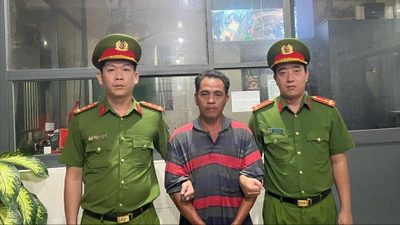 Video: Nghi can khai dùng ghế nhựa đánh CSGT là 'để giải cứu anh trai'