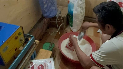 Cận cảnh quy trình sản xuất bột ngọt giả nhãn hiệu nổi tiếng