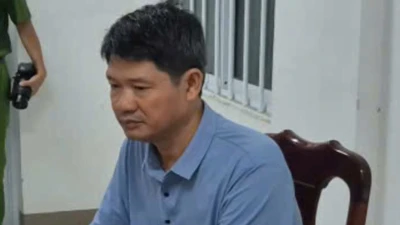 Video công an khám xét vụ Trạm trưởng kiểm lâm 'mật báo' cho chủ tiệm chim