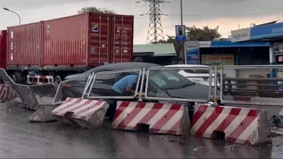 Cầu vượt Tân Thới Hiệp ùn tắc vì va chạm giữa container và ô tô