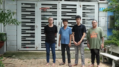 Video bắt khẩn cấp nhóm người mang dao bấm đi chửi bới, đe dọa hàng xóm