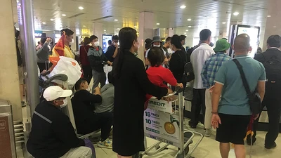 Sân bay Tân Sơn Nhất bắt đầu đông đúc sau kỳ nghỉ tết