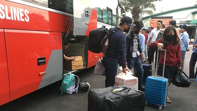 Bến xe Miền Đông ách tắc rạng sáng mùng 6 tết