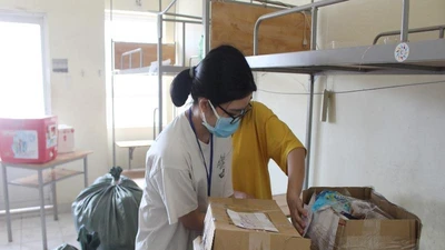 Sinh viên tình nguyện dọn ký túc xá đón người cách ly