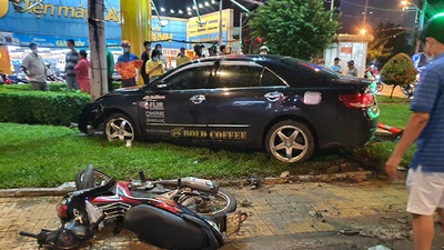 Chùm ảnh ô tô lùa nhiều xe máy chờ đèn đỏ ở Bình Thạnh