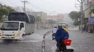 Mưa lớn, nước chảy xiết, đường biến thành sông ở TP Thủ Đức