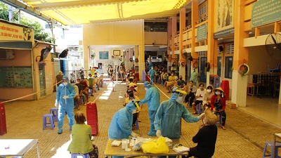 Bình Thạnh lấy mẫu tầm soát COVID trước với 7 phường nguy cơ cao