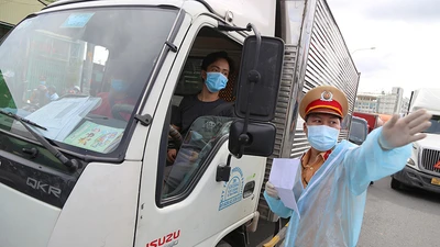 Không có giấy xét nghiệm, nhiều người phải quay đầu tại chốt kiểm dịch