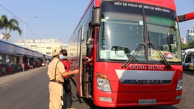 Công an kiểm tra ma túy với các tài xế ở bến xe miền Đông