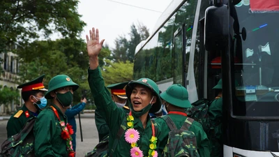 Hàng chục ngàn thanh niên cả nước hồ hởi lên đường nhập ngũ