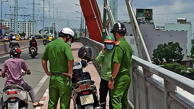 Ông Ba Chúc kịp cứu sống cô gái nhảy sông Sài Gòn tự tử 