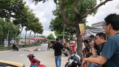 Bình Thạnh: Đang đi bộ sang đường thì bị xe phân khối lớn tông tử vong