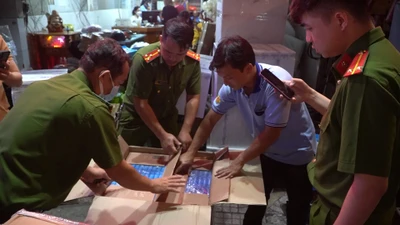 Hàng chục nghìn bao thuốc lá nghi nhập lậu nằm trên vỉa hè quận 1 