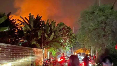 Cháy xưởng gỗ ở quận 12, nhiều tài sản bị thiêu rụi 