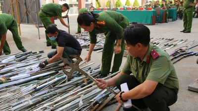 TP.HCM: Công an Quận 8 tiêu hủy hàng loạt vũ khí