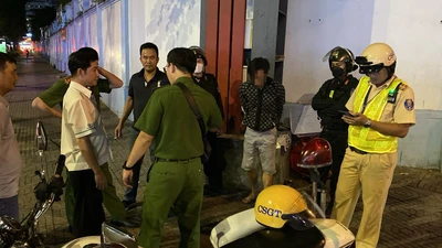 CSGT TP HCM bắt kẻ nghi trộm xe taxi rồi gây tai nạn 