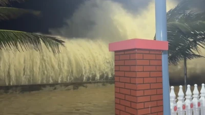 Quảng Ngãi: Hàng loạt nhà dân ngập sâu, 50 nhà tốc mái do bão số 13