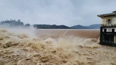 Mưa rất to ở Quảng Ngãi, lũ các sông đang lên rất nhanh