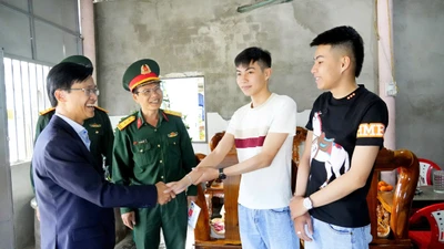 Những cặp song sinh ở Quảng Ngãi viết đơn tình nguyện nhập ngũ