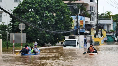 Bạn đọc báo Pháp Luật TP.HCM ủng hộ người dân miền Trung bị bão lũ