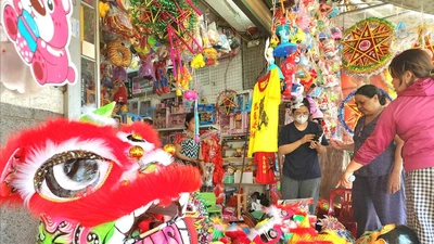 Nhiều gia đình mua sắm phục vụ lễ trung thu.