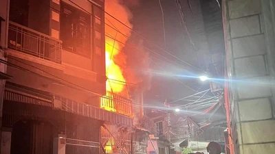 Ngôi nhà hai tầng bốc cháy dữ dội. Ảnh: MT.