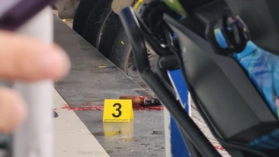 Khẩu súng các đối tượng dùng cướp ngân hàng. Ảnh: MINH TRƯỜNG.