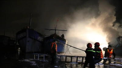 Nhiều tàu cá bị cháy trong đêm trên vịnh Mân Quang, Đà Nẵng