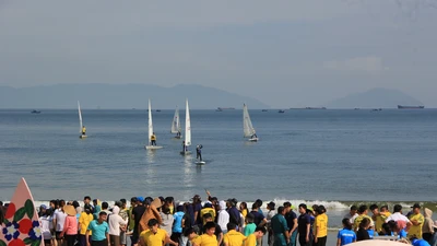 Người dân, du khách thích thú tham gia lễ hội Cầu ngư ở Đà Nẵng