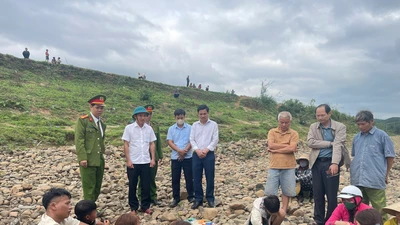 2 em học sinh đuối nước khi ra sông tắm