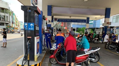 Giá xăng trong nước vừa tăng, giá xăng nhập rớt mạnh