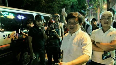 Tối Chủ nhật, quận 1 cẩu xe biển xanh trước quán nhậu