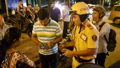 Hai du khách từ chối nhận tiền ông Đoàn Ngọc Hải