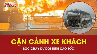 Xe khách giường nằm bốc cháy dữ dội trên cao tốc