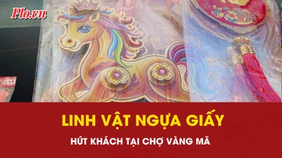 TP.HCM: Linh vật Ngựa giấy hút khách tại chợ vàng mã