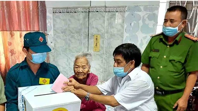 Mẹ Việt Nam anh hùng 102 tuổi bỏ phiếu bầu cử 